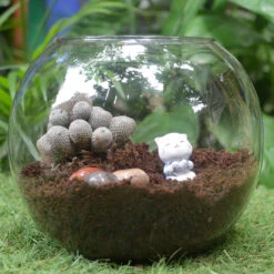 Miniature Cat With Love Sign – Cute Resin Decor For Gifts & Gardens -Cute Farms Shop Cat Holding Love Sign 4