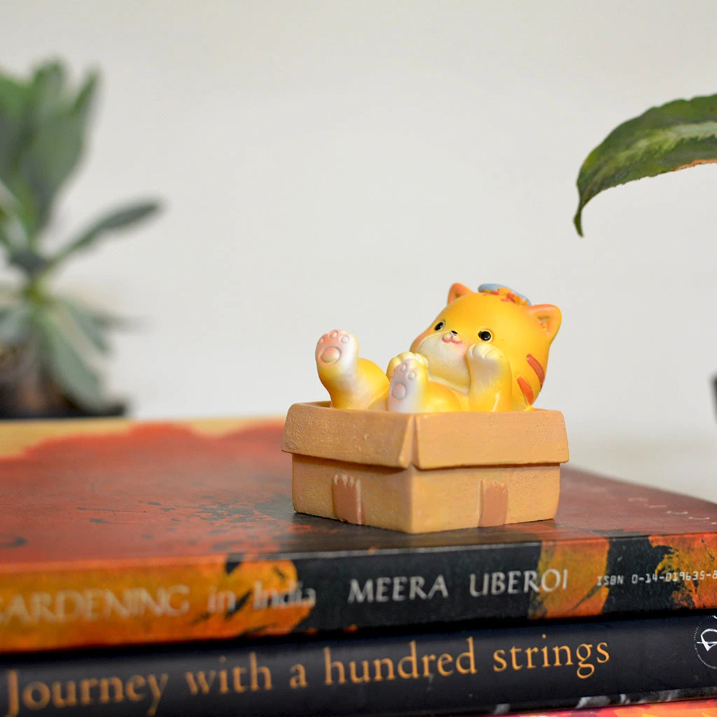 Miniature Kitten In Box Decor – Terrarium & Fairy Garden Resin Figurine 3 Miniature Kitten In Box Decor – Terrarium & Fairy Garden Resin Figurine - Image 3